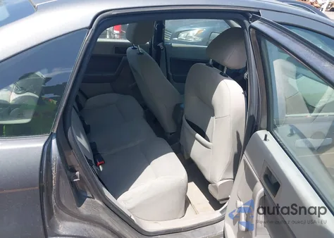 2010 Ford Focus S z USA, uszkodzony, nr VIN 1FAHP3EN1AW279113